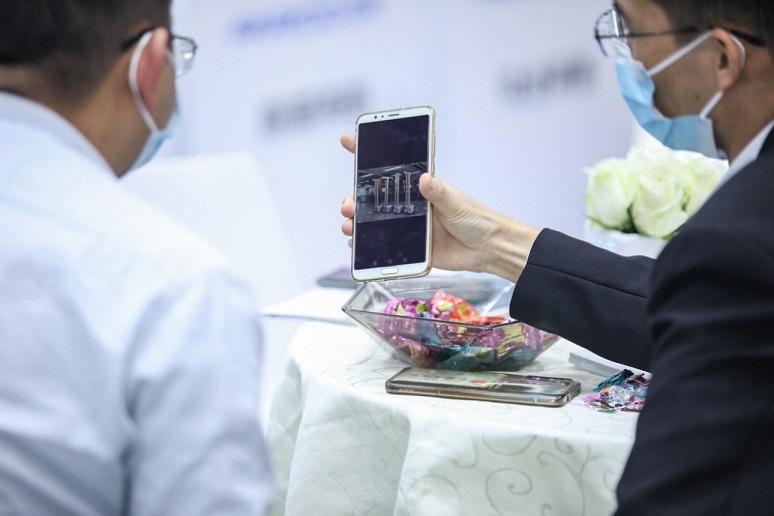 向客戶展示加濕器安裝案例