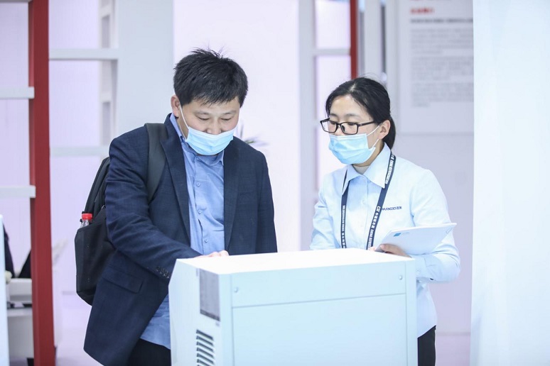 百奧工作人員與客戶講解除濕機